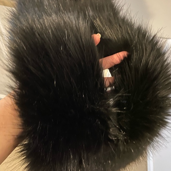 Aritzia Auxiliary Faux Fur Collar - Picture 2 of 4
